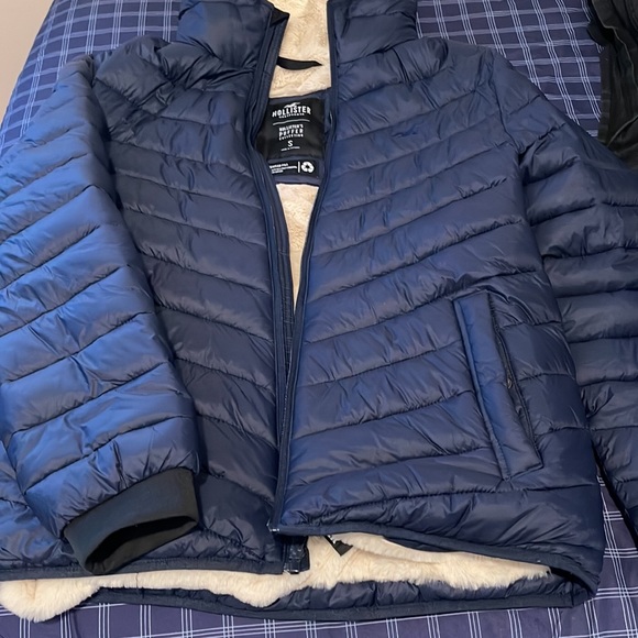 Hollister Light Puffer Jacket - Picture 2 of 4